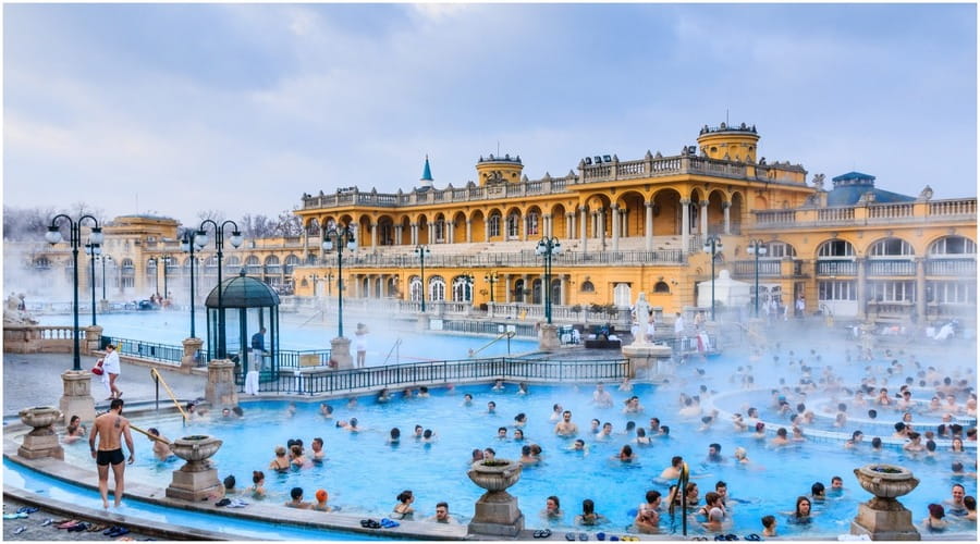 bains thermaux aux eaux médicinales de Budapest