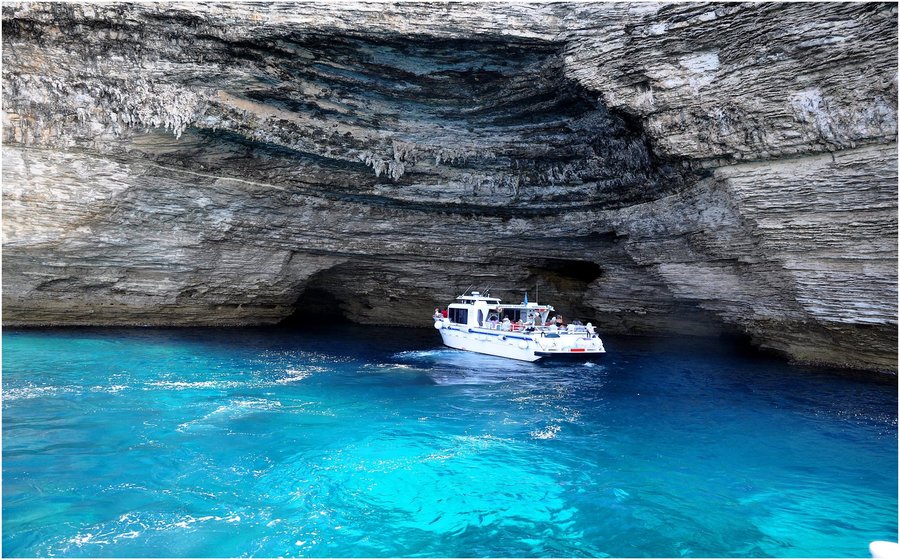 une excursion en bateau en Bonifacio, Corse