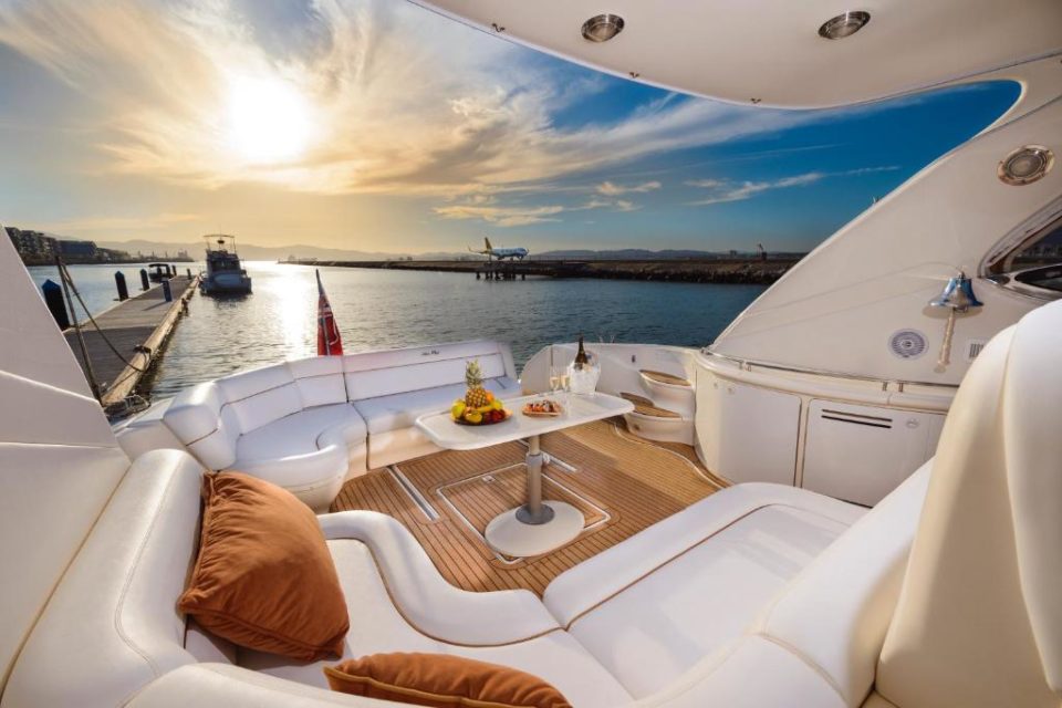 yacht and houseboat difference
