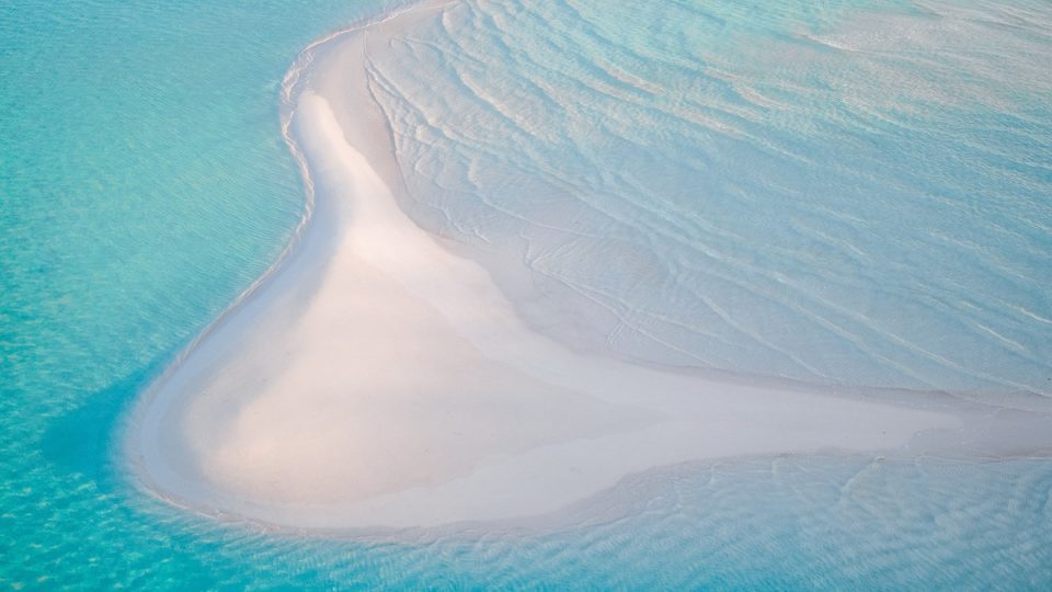 Ile de sable et mer bleue clair transparente