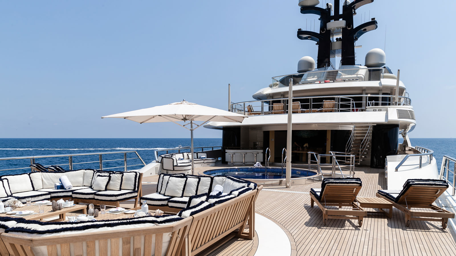 celebrities with luxury yachts