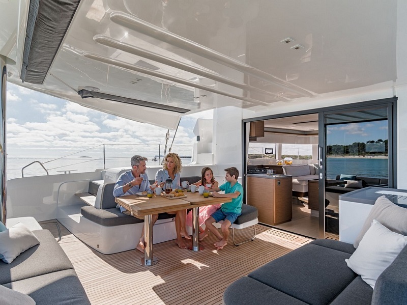 famille à table à bord du catamaran lagoon 50