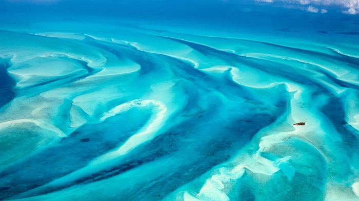 vue aerienne des bahamas avec de magnifiques bancs de sables blanc