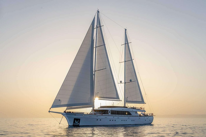 10 person yacht charter