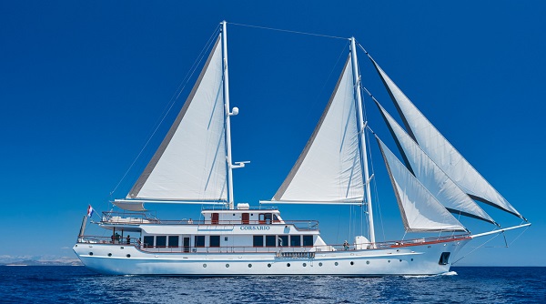 10 person yacht charter