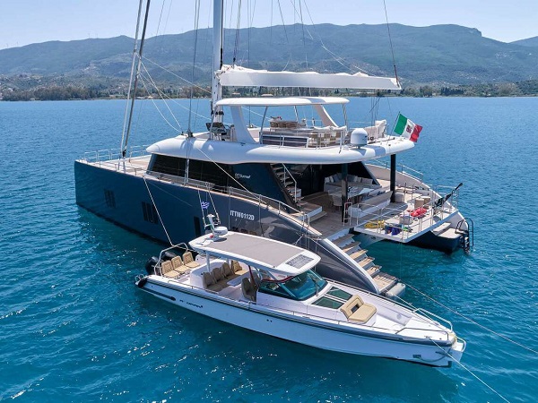 10 person yacht charter