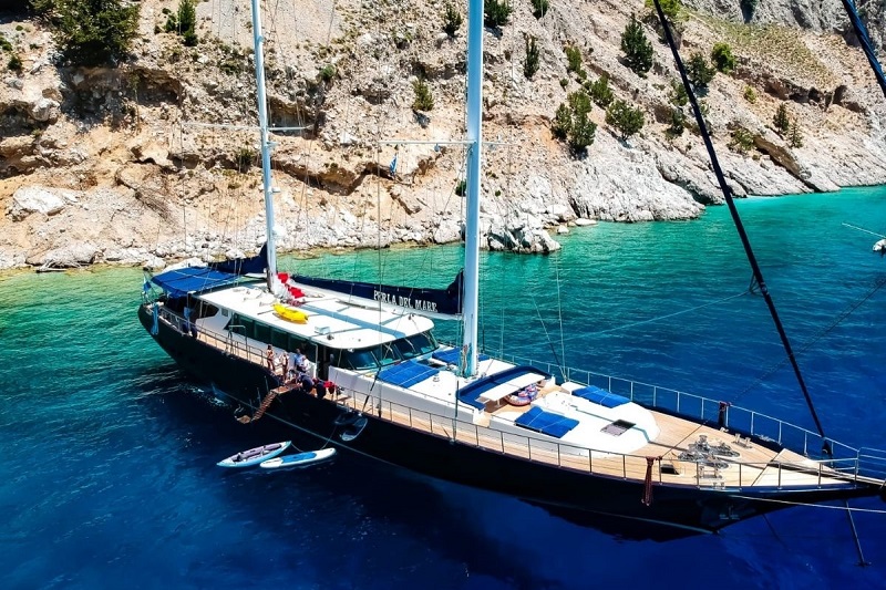 10 person yacht charter